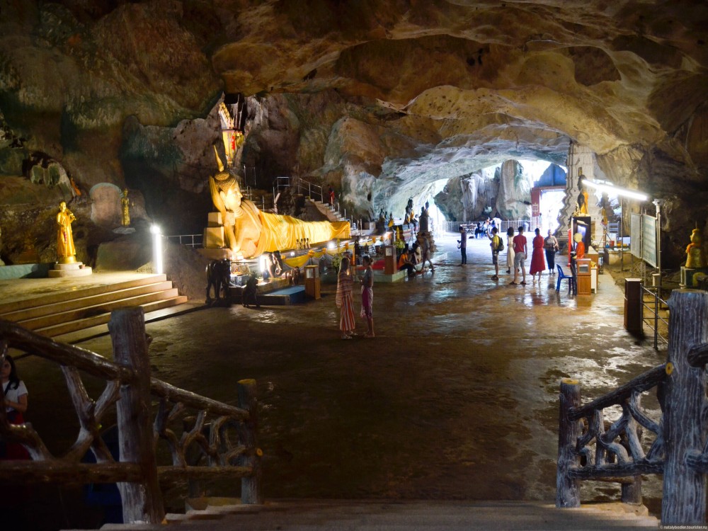 Cave Temple (Wat Suwan Kuha) 