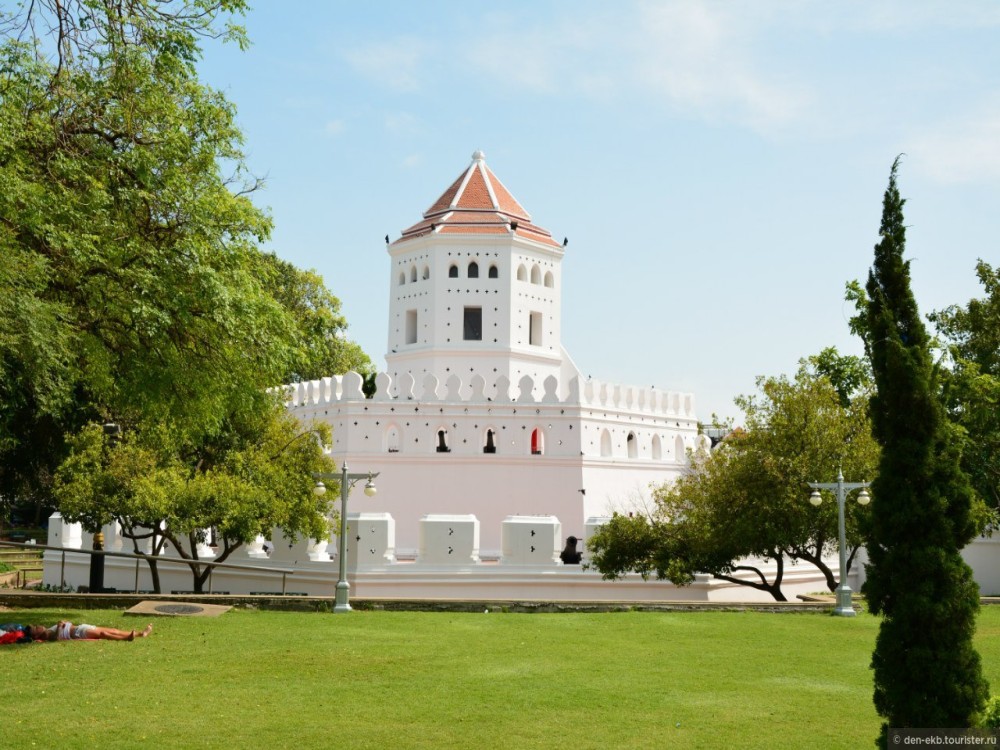 Phra Sumen Fort