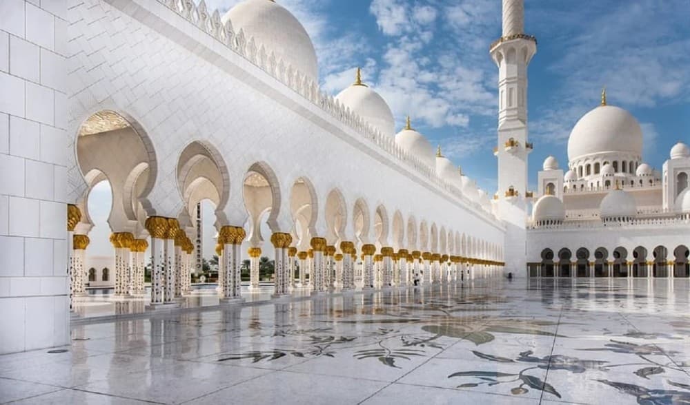 From Dubai: Abu Dhabi Tour with Sheikh Zayed Mosque | ®ExcursionMania - Image 4
