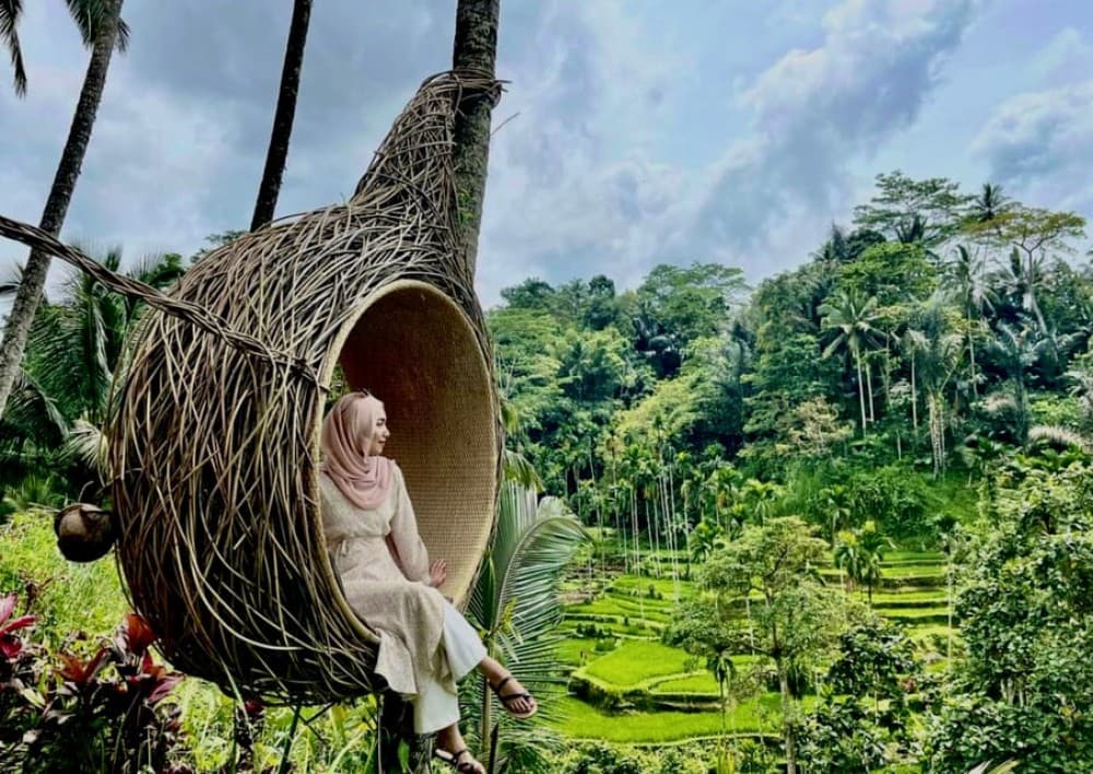 Ubud: Jungle Club, Waterfall, Market, and Tanah Lot Tour | ®ExcursionMania - Image 2