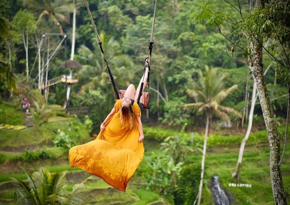 Ubud: Jungle Club, Waterfall, Market, and Tanah Lot Tour | ®ExcursionMania - Image 3
