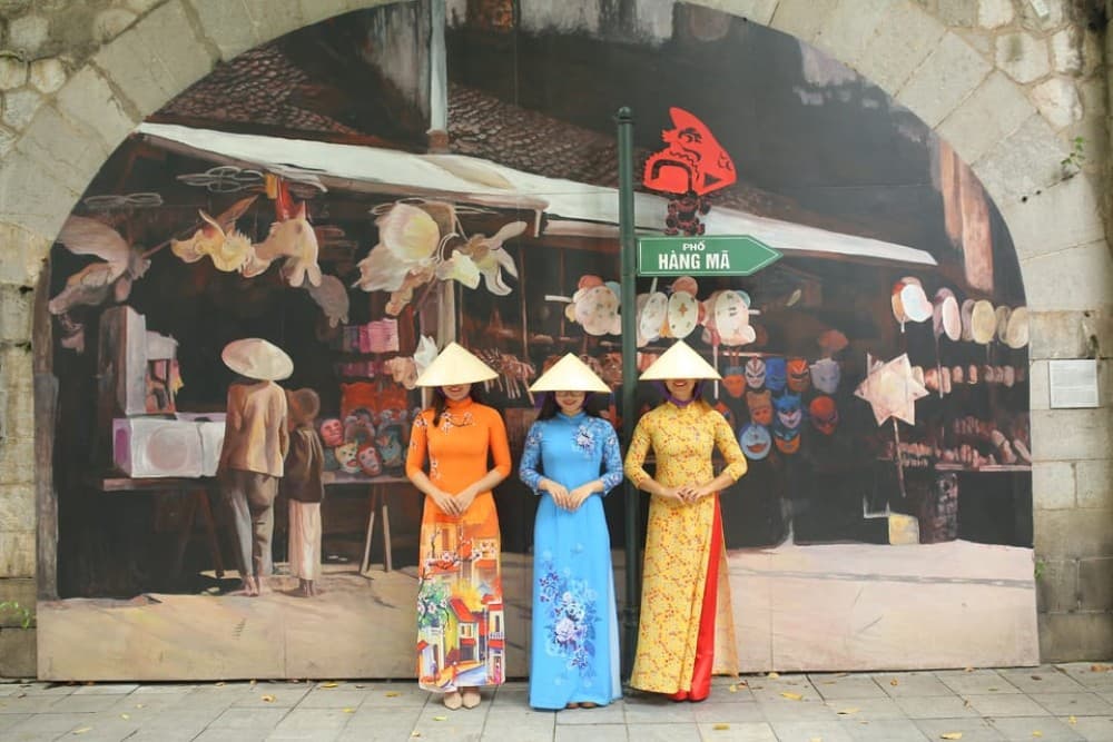 Hanoi: Traditional Ao Dai Dress And Non La Hat Rental | ®ExcursionMania - Image 2