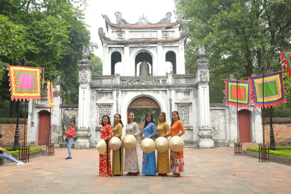 Hanoi: Traditional Ao Dai Dress And Non La Hat Rental | ®ExcursionMania - Image 5