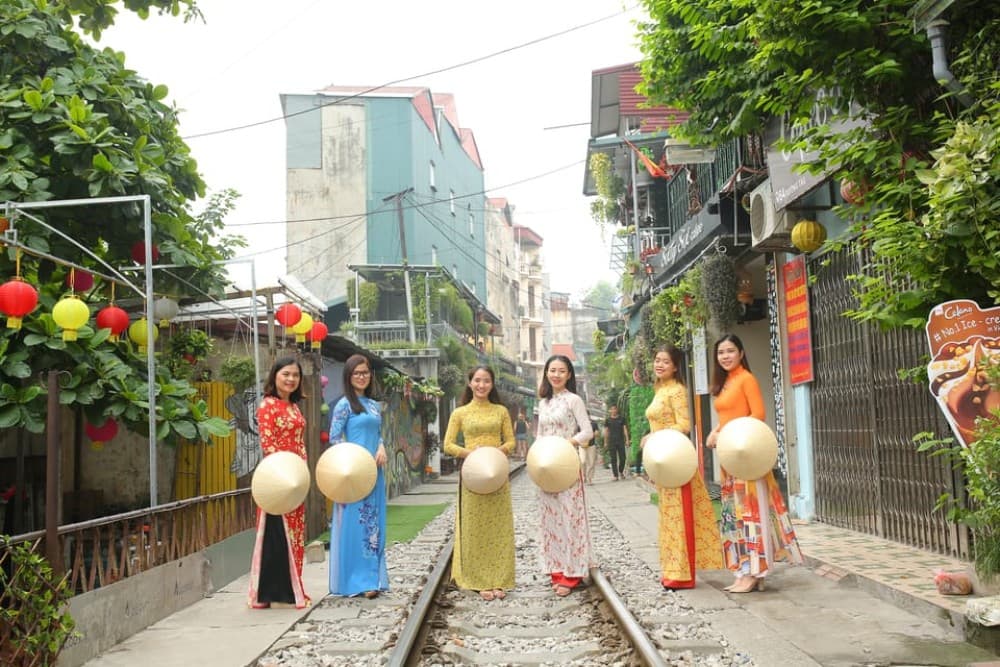 Hanoi: Traditional Ao Dai Dress And Non La Hat Rental | ®ExcursionMania - Image 7