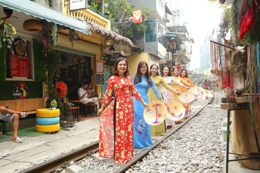 Hanoi: Traditional Ao Dai Dress And Non La Hat Rental | ®ExcursionMania - Image 9