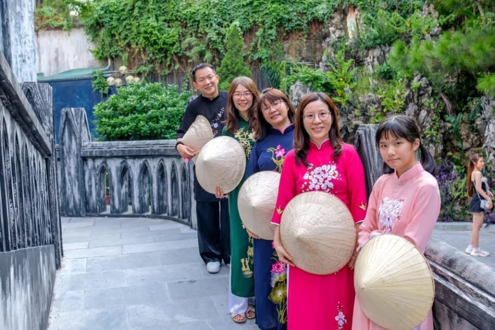 Hanoi: Traditional Ao Dai Dress And Non La Hat Rental | ®ExcursionMania - Image 10