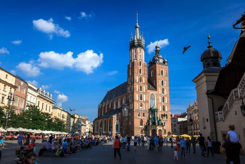 Krakow St Marys Basilica Visiting with Short Guided Walk | ®ExcursionMania - Image 10
