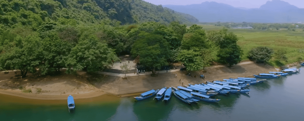 Shuttle Bus: Hue to Phong Nha | ®ExcursionMania - Image 4