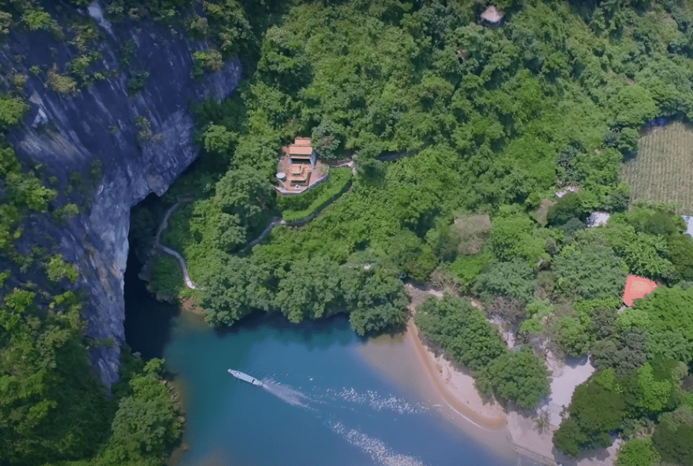 Shuttle Bus: Hue to Phong Nha | ®ExcursionMania - Image 5