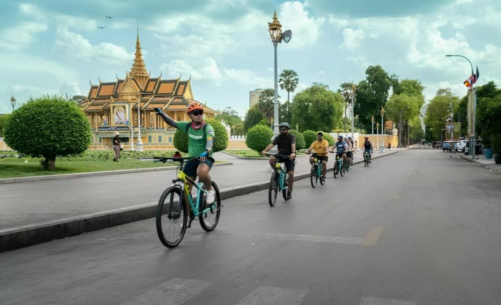 Phnom Penh: Bike & Boat Guided Tour included Snacks & Beers