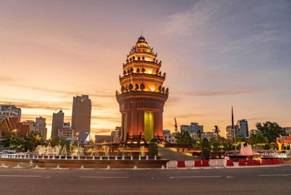 Phnom Penh Historical Sites Tour by Tuk Tuk | ®ExcursionMania - Image 1