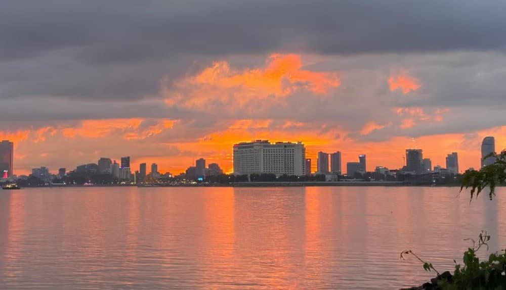Phnom Penh City Tour & Sunset Boat by Tuk- Tuk with Drinks | ®ExcursionMania - Image 3