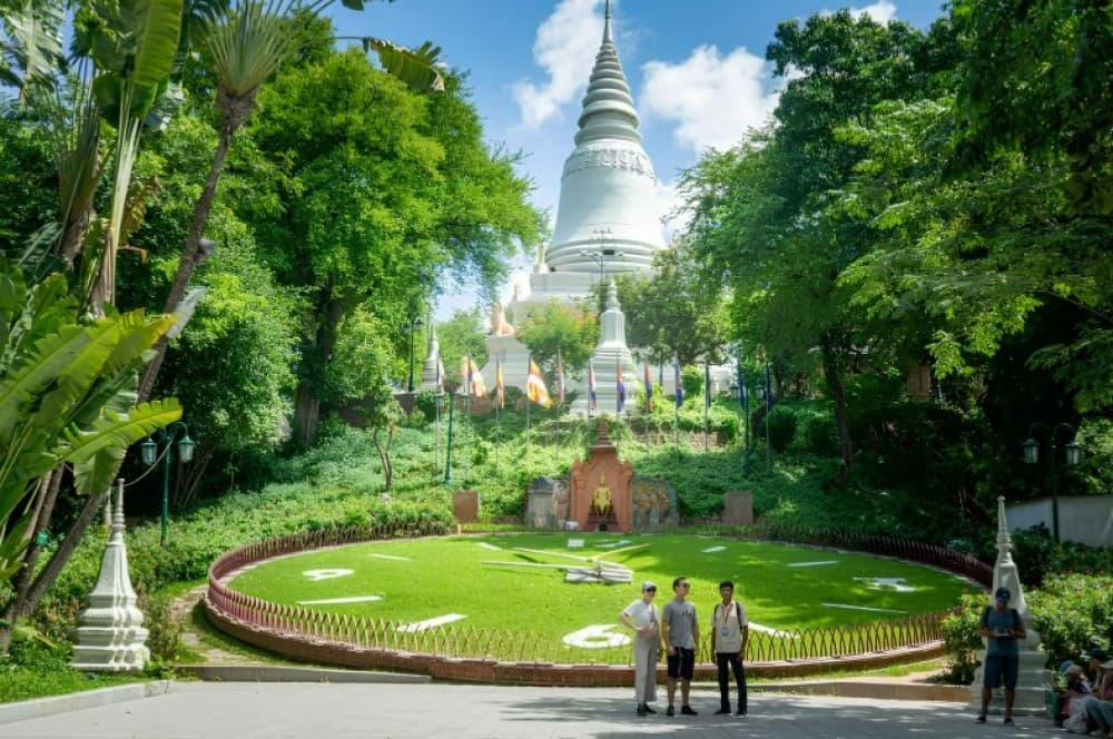 Phnom Penh City Tour & Sunset Boat by Tuk- Tuk with Drinks | ®ExcursionMania - Image 4