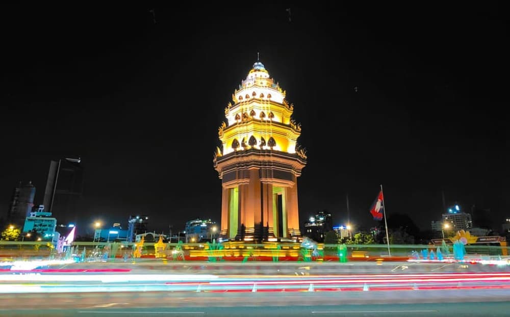 Phnom Penh City Tour & Sunset Boat by Tuk-Tuk with Drinks | ®ExcursionMania - Image 1