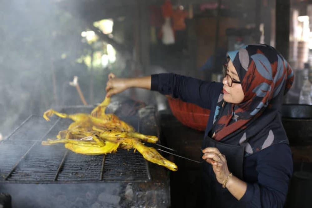 Phnom Penh: Street Art & Food Tour by Tuk-Tuk | ®ExcursionMania - Image 8