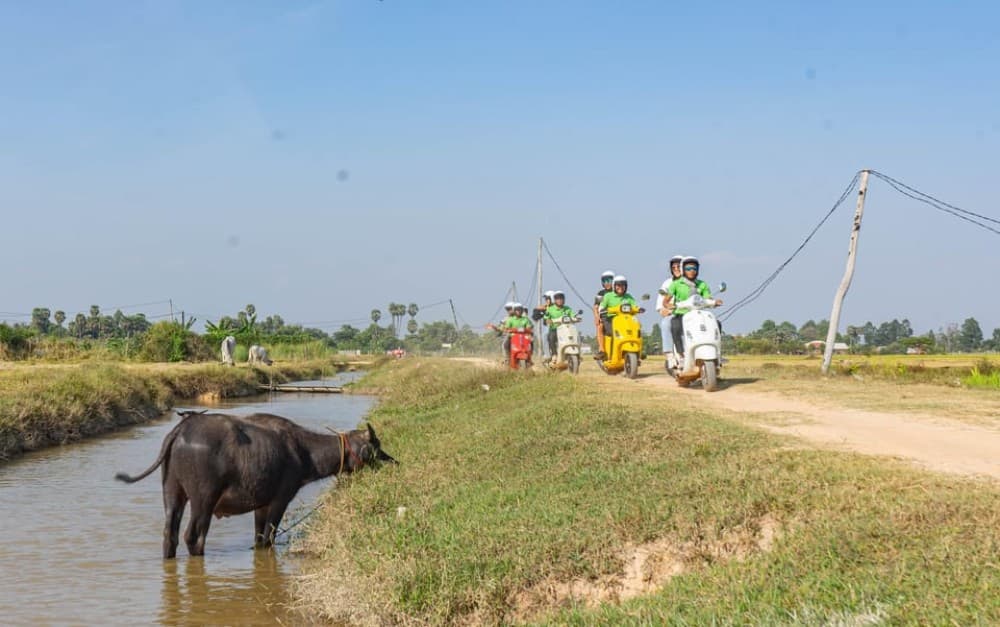 Phnom Penh: Silk Island Tour by Vespa