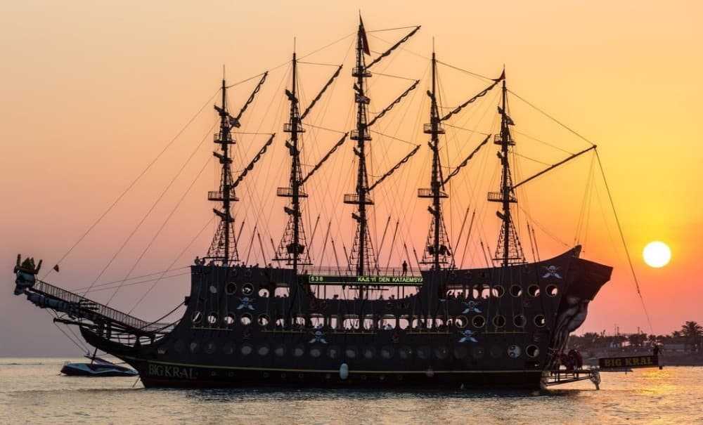 Side Sunset Boat Tour with Dinner, Drinks, and Entertainment | ®ExcursionMania - Image 3