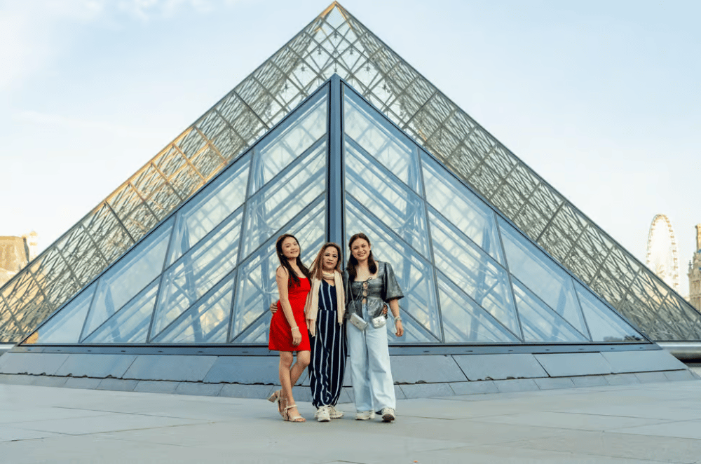 Paris: Louvre Photo Shoot | ®ExcursionMania - Image 2