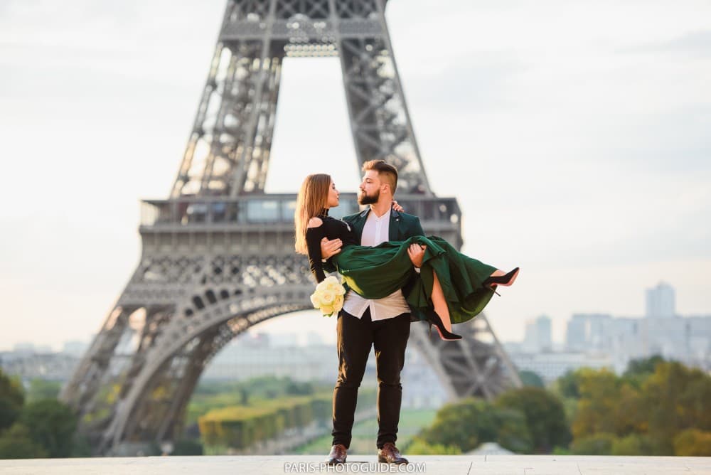 Paris: Romantic Couple Photoshoot with flower bouquet | ®ExcursionMania - Image 3