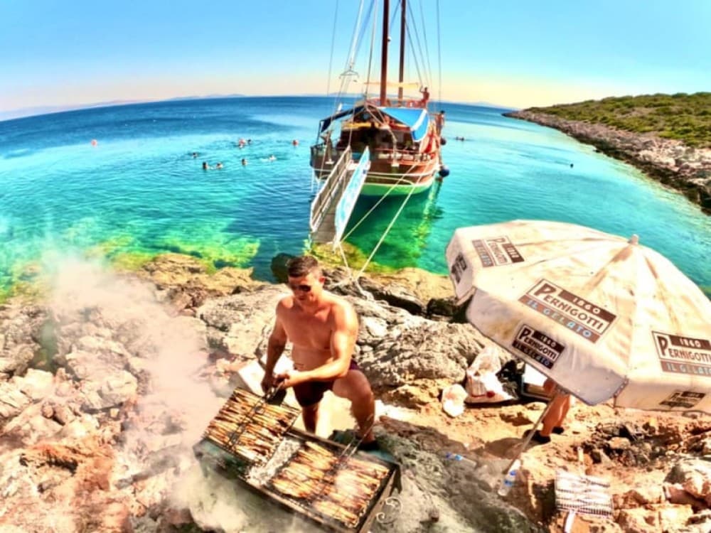 Cesme: Small Group Boat Tour with Open Buffet Lunch | ®ExcursionMania - Image 7