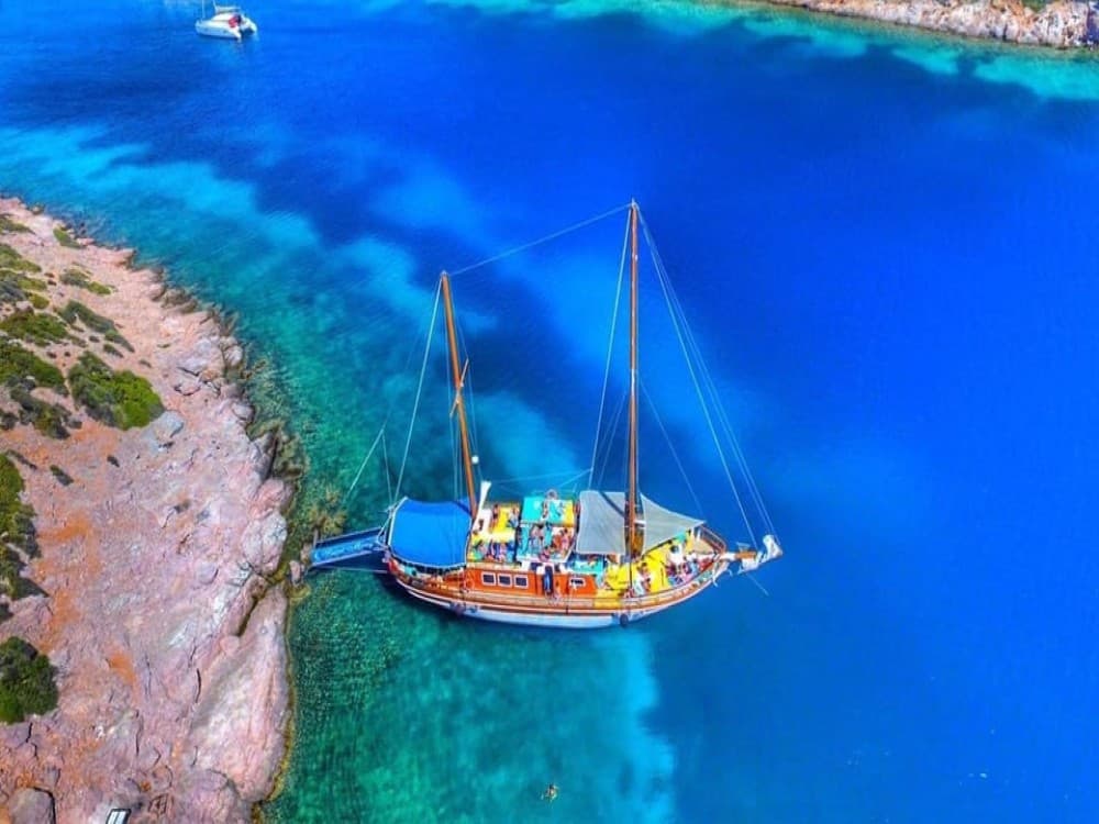 Cesme: Small Group Boat Tour with Open Buffet Lunch | ®ExcursionMania - Image 4