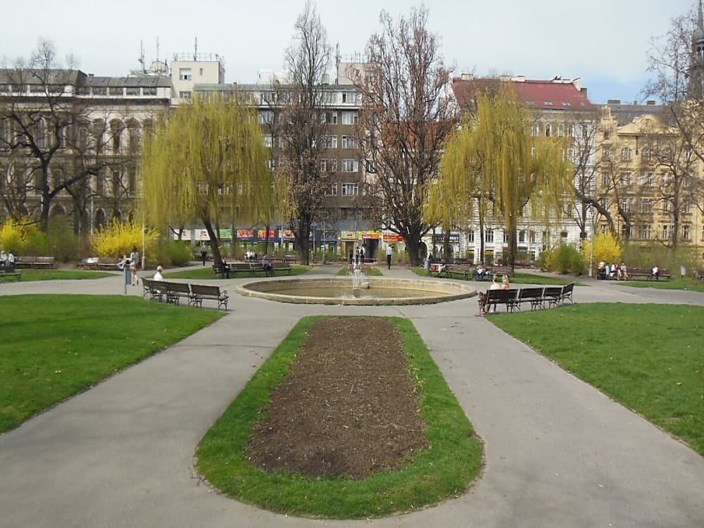 Prague : Charles Square | ®ExcursionMania