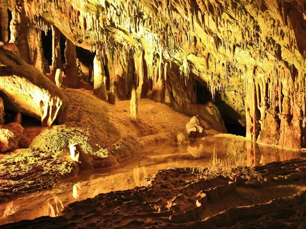Can Marca Caves (Cueva de Can Marcà)