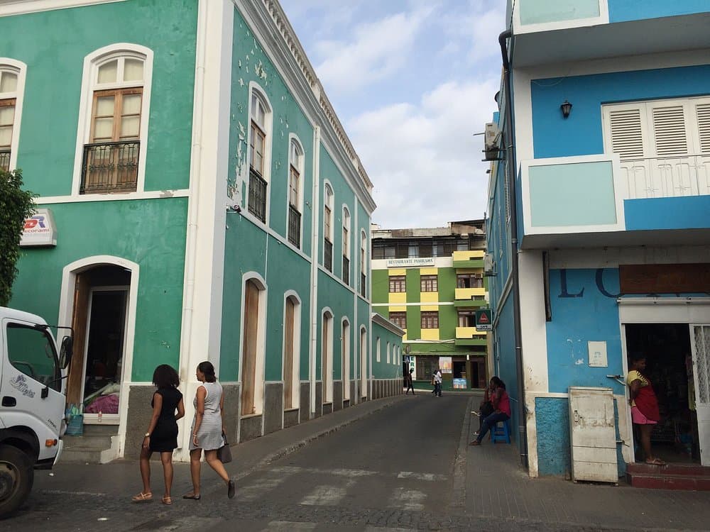 Praia: Praca Alexandre Albuquerque | ®ExcursionMania