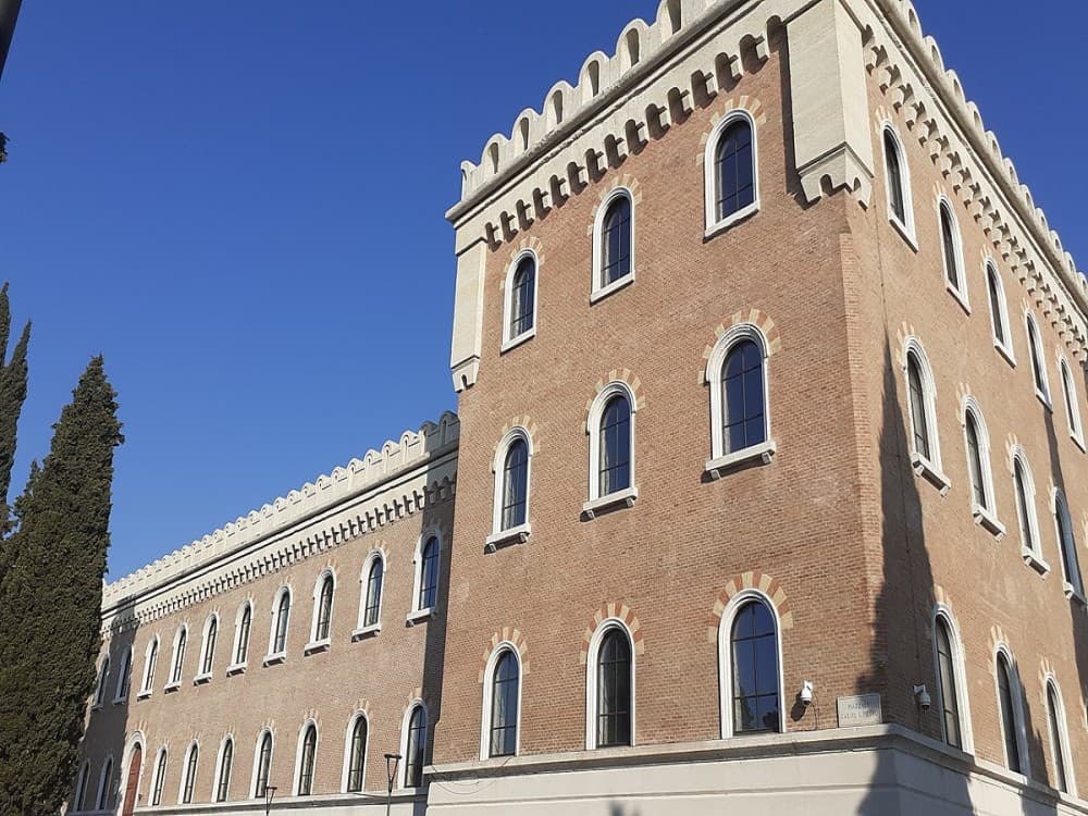 Piazzale Castel San Pietro