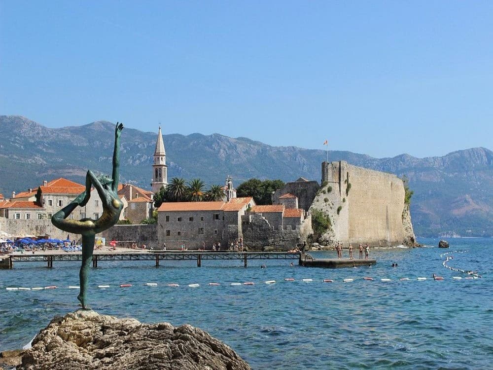 Budva: Budva Dancing girl | ®ExcursionMania