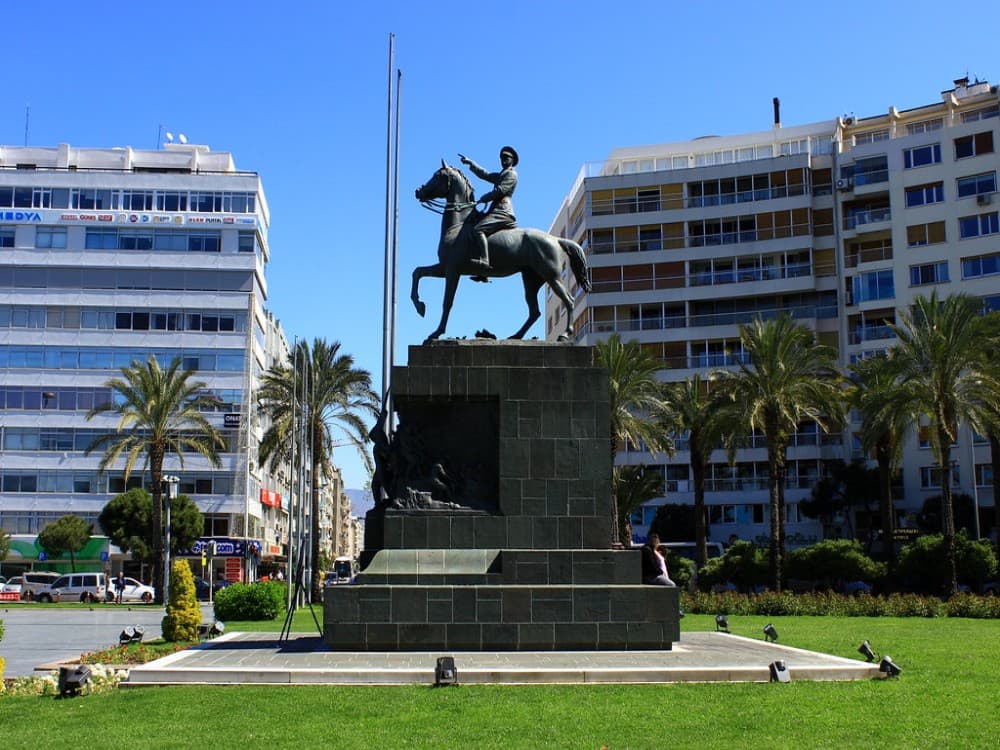 Izmir: Republic Square | ®ExcursionMania