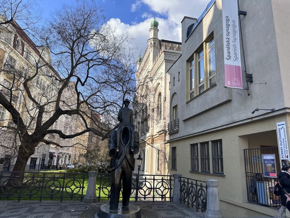 Prague : Franz Kafka Statue | ®ExcursionMania