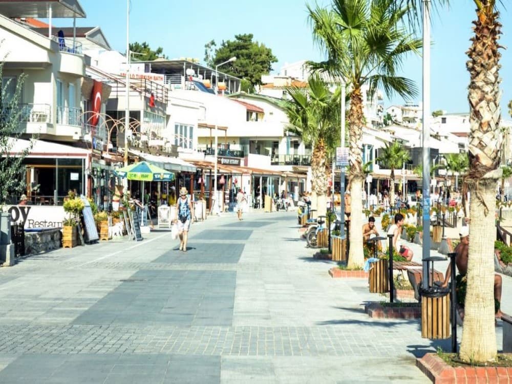 Is Altinkum good for shopping?