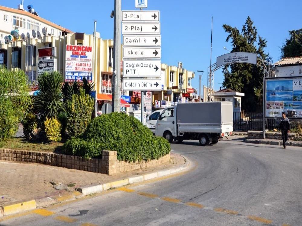 Is Altinkum good for shopping?