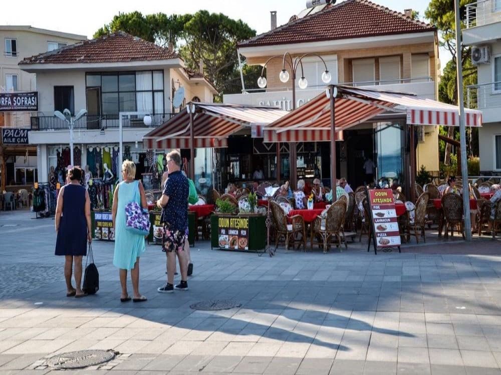 Is Altinkum good for shopping?