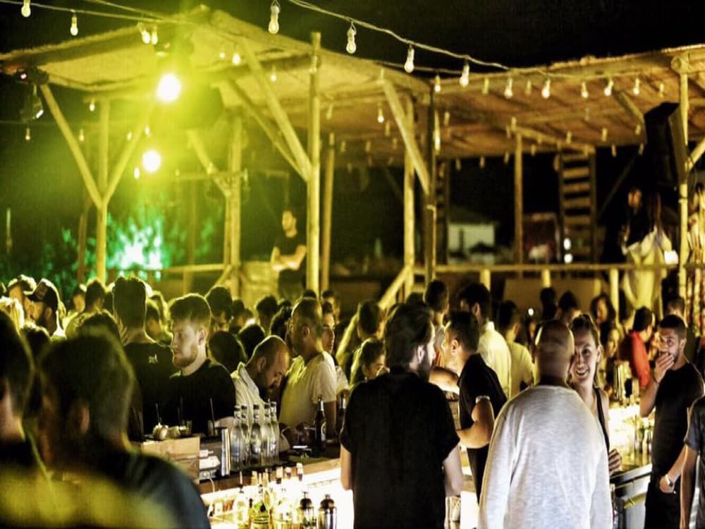 What is the nightlife like in Çeşme?