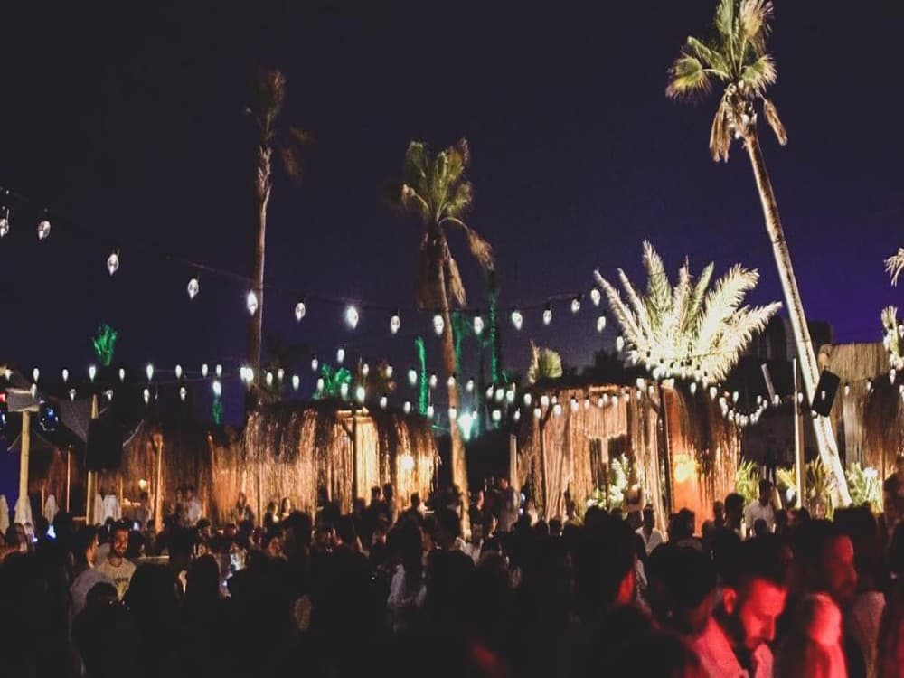 What is the nightlife like in Çeşme?