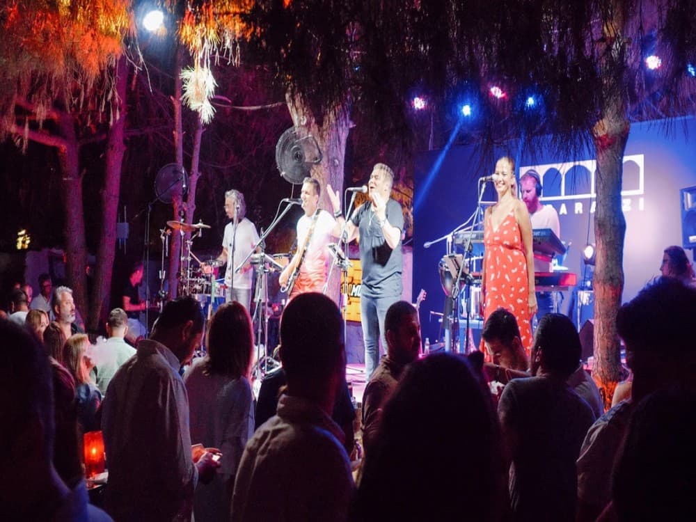 What is the nightlife like in Çeşme?