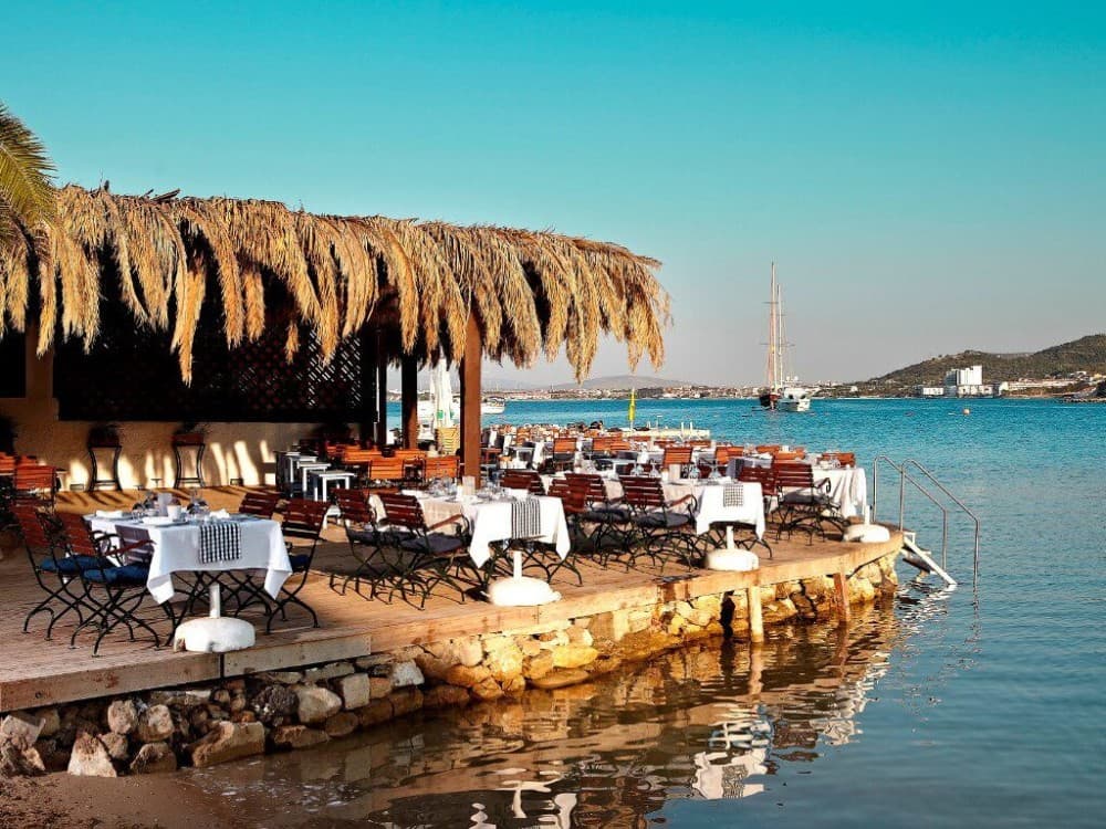 What is the nightlife like in Çeşme?