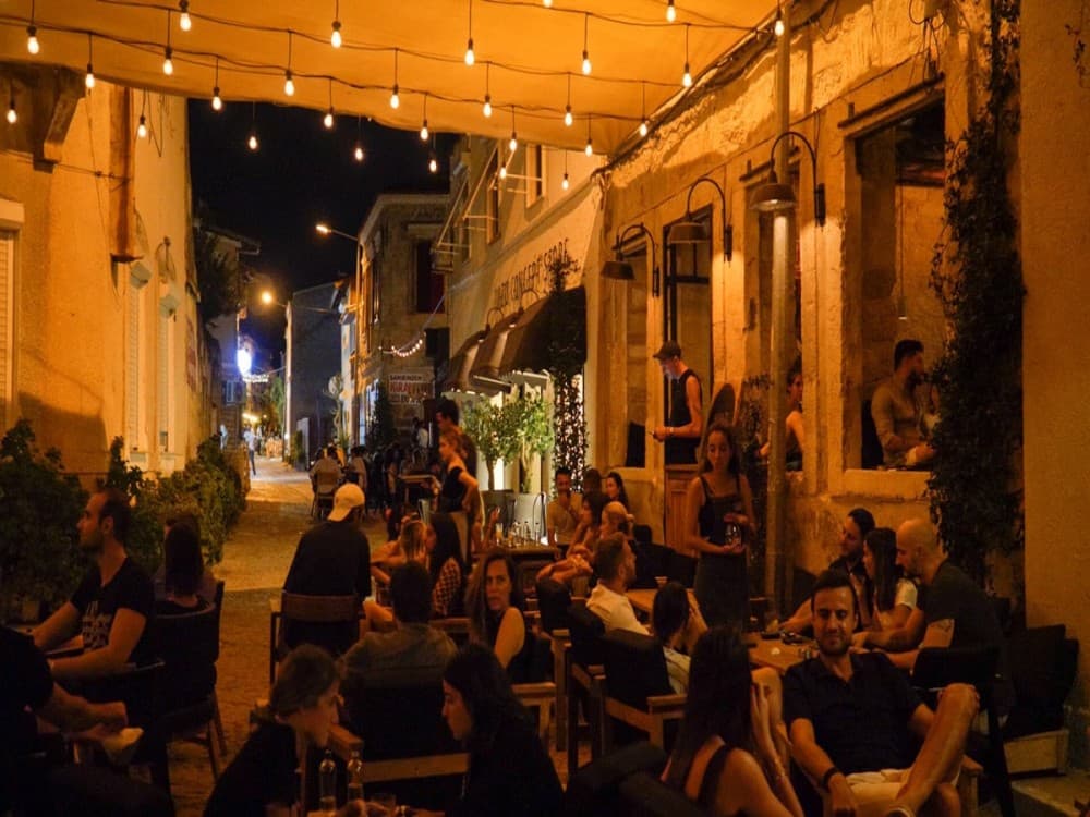 What is the nightlife like in Çeşme?