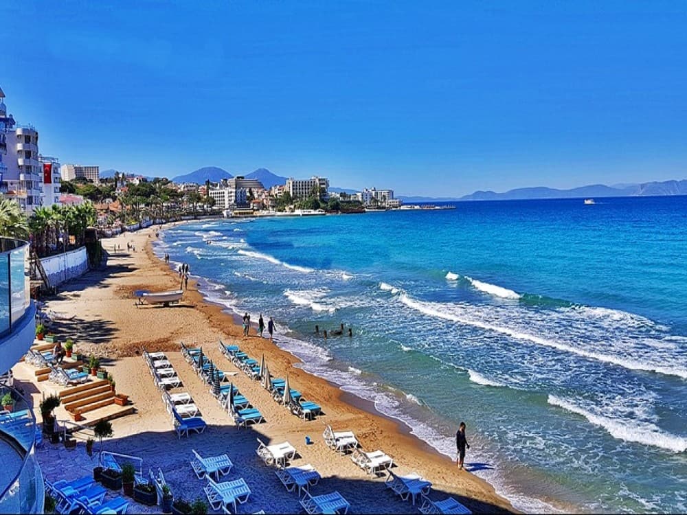 Is the sea in Kuşadası cold?