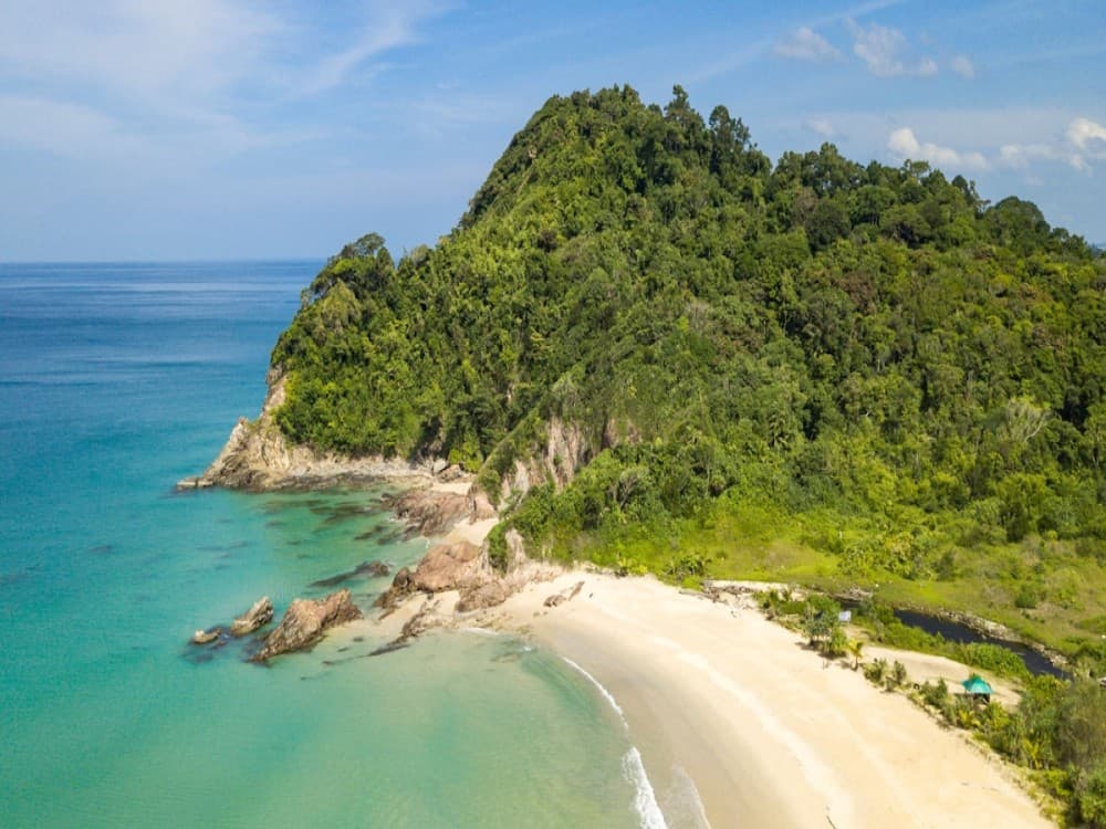 Can you swim in the sea at Khao Lak?