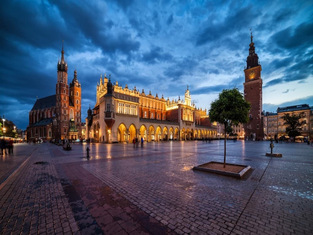 Is it safe to walk around Kraków at night?