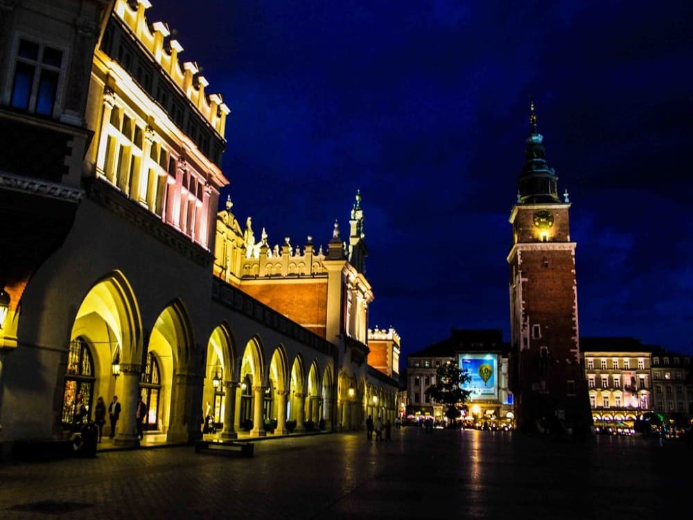 Is it safe to walk around Kraków at night?