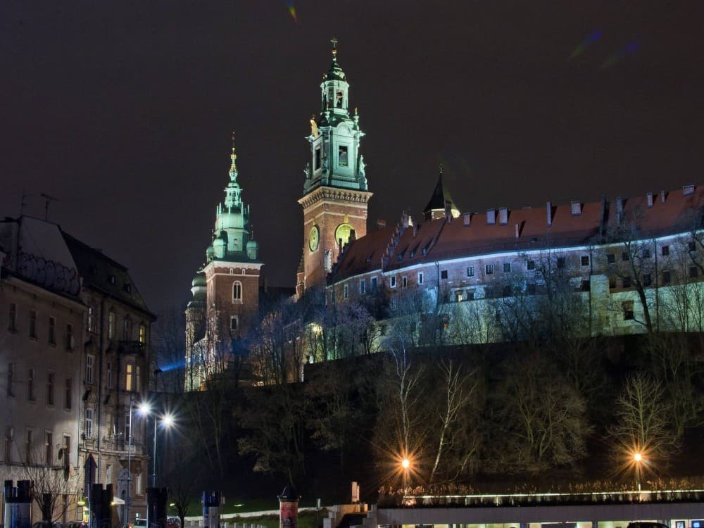 Is it safe to walk around Kraków at night?