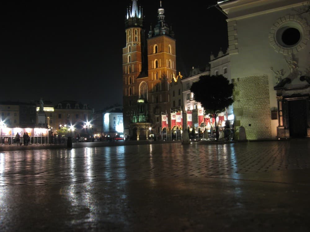 Is it safe to walk around Kraków at night?