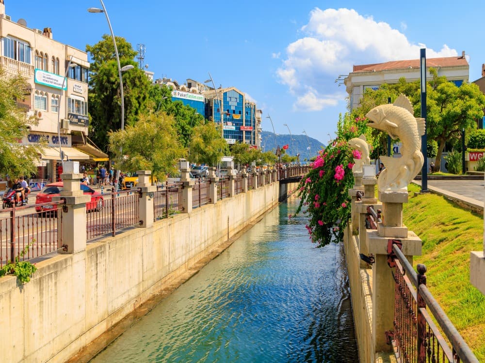 How many people live in Marmaris?