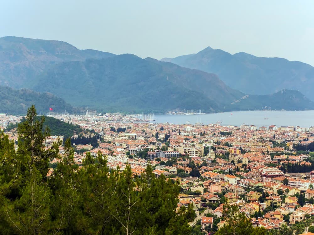 How many people live in Marmaris?