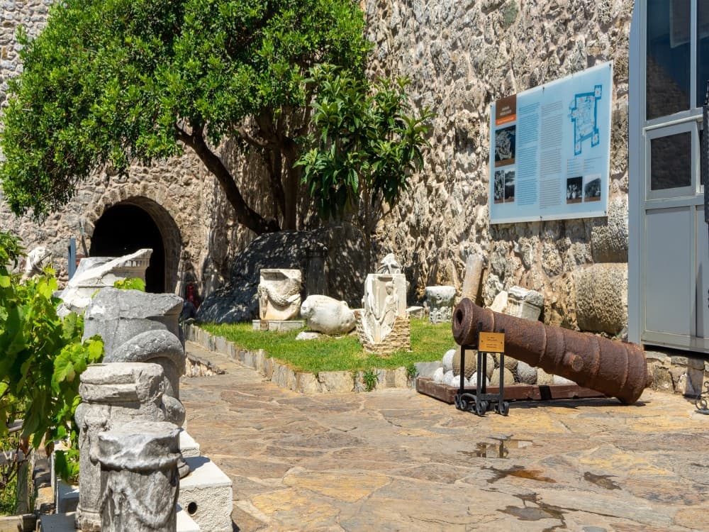 How many people live in Marmaris?