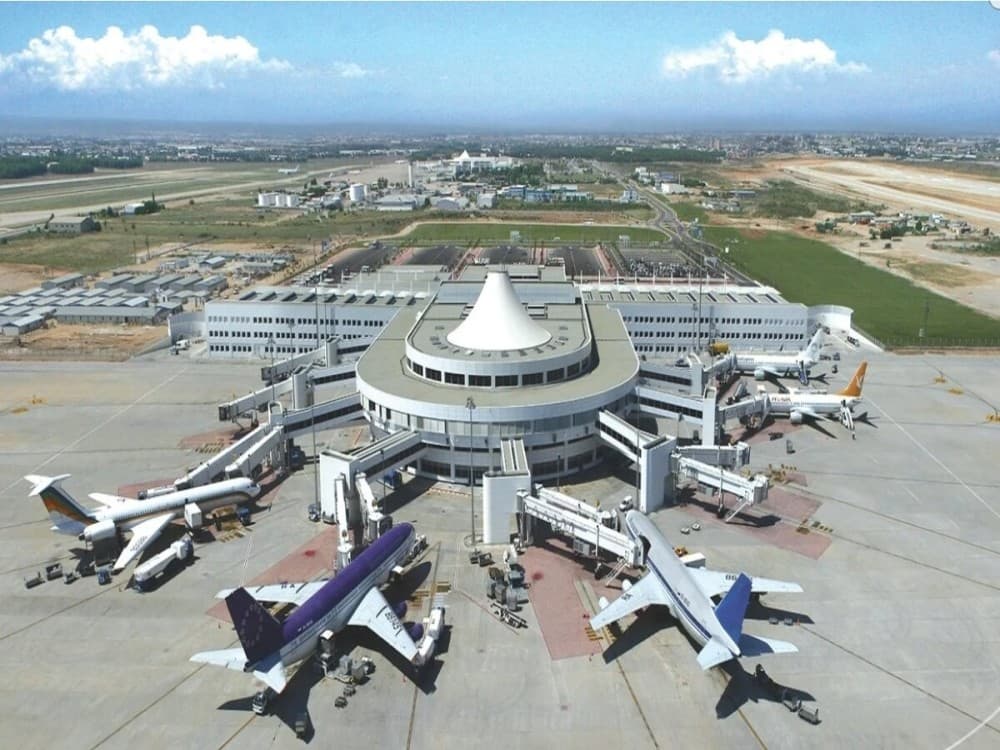 What airport is near Lara Beach?